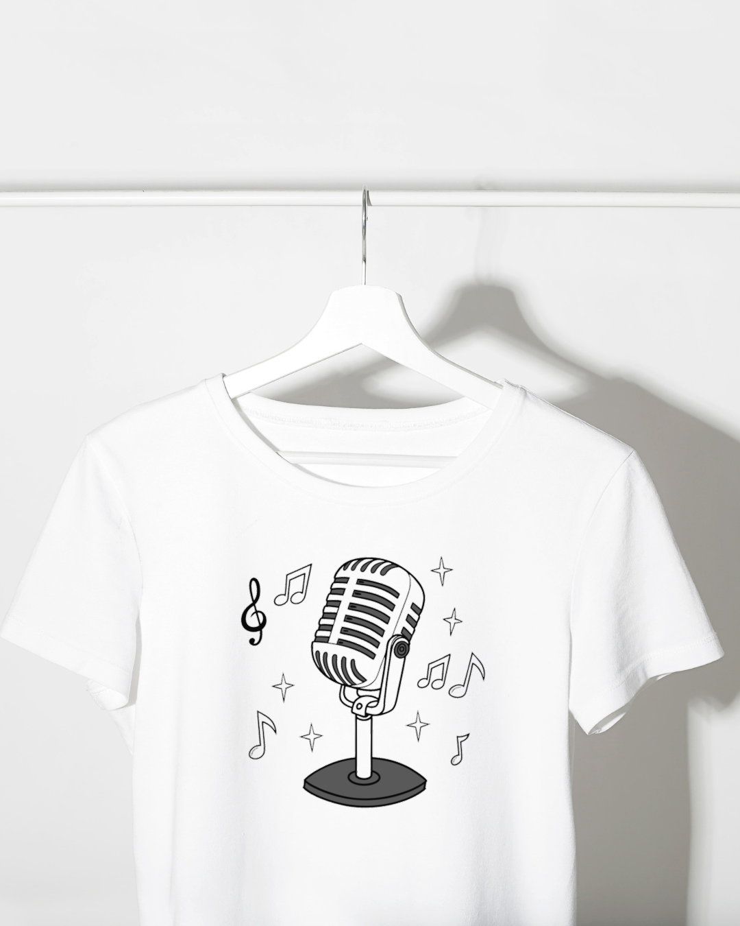 T-shirt blanc avec microphone rétro chantant minimaliste en style musical, tendance et moderne