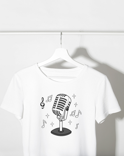 T-shirt blanc avec microphone rétro chantant minimaliste en style musical, tendance et moderne