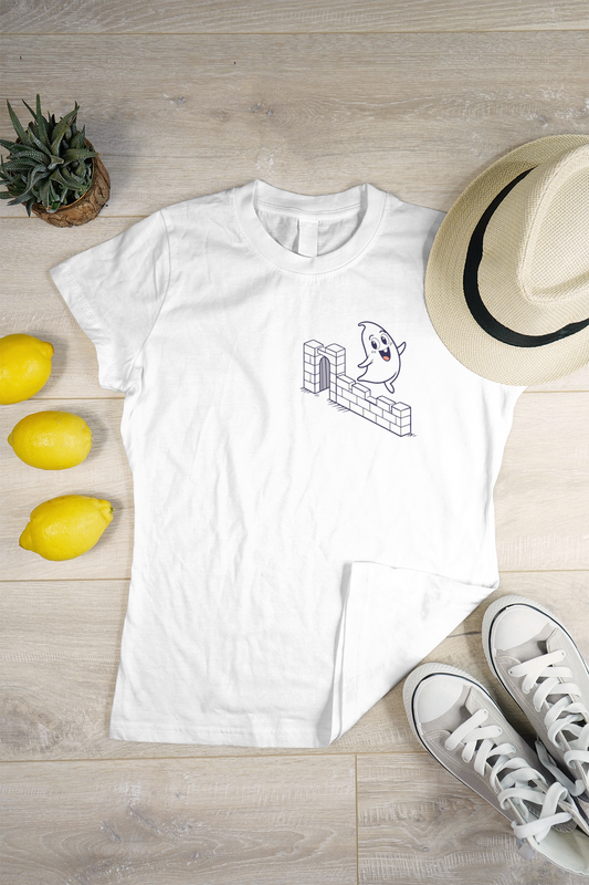 T-shirt avec fantôme joyeux dans un style Halloween coloré et moderne