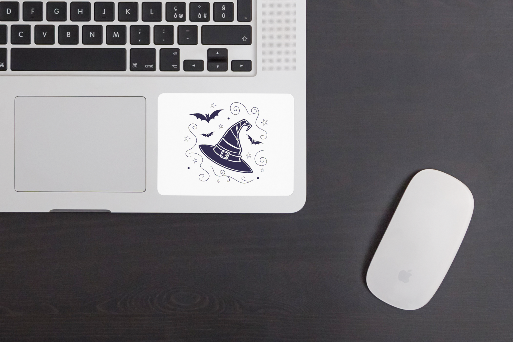Sticker avec un chapeau de sorcière et des chauves-souris sur fond Halloween magique