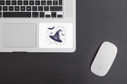 Sticker avec un chapeau de sorcière et des chauves-souris sur fond Halloween magique