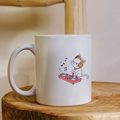 Mug festif avec chat DJ joyeux mixant une ambiance sonore en SVG coloré