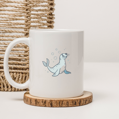Mug avec un phoque joueur dansant parmi les bulles dans un style marin adorable