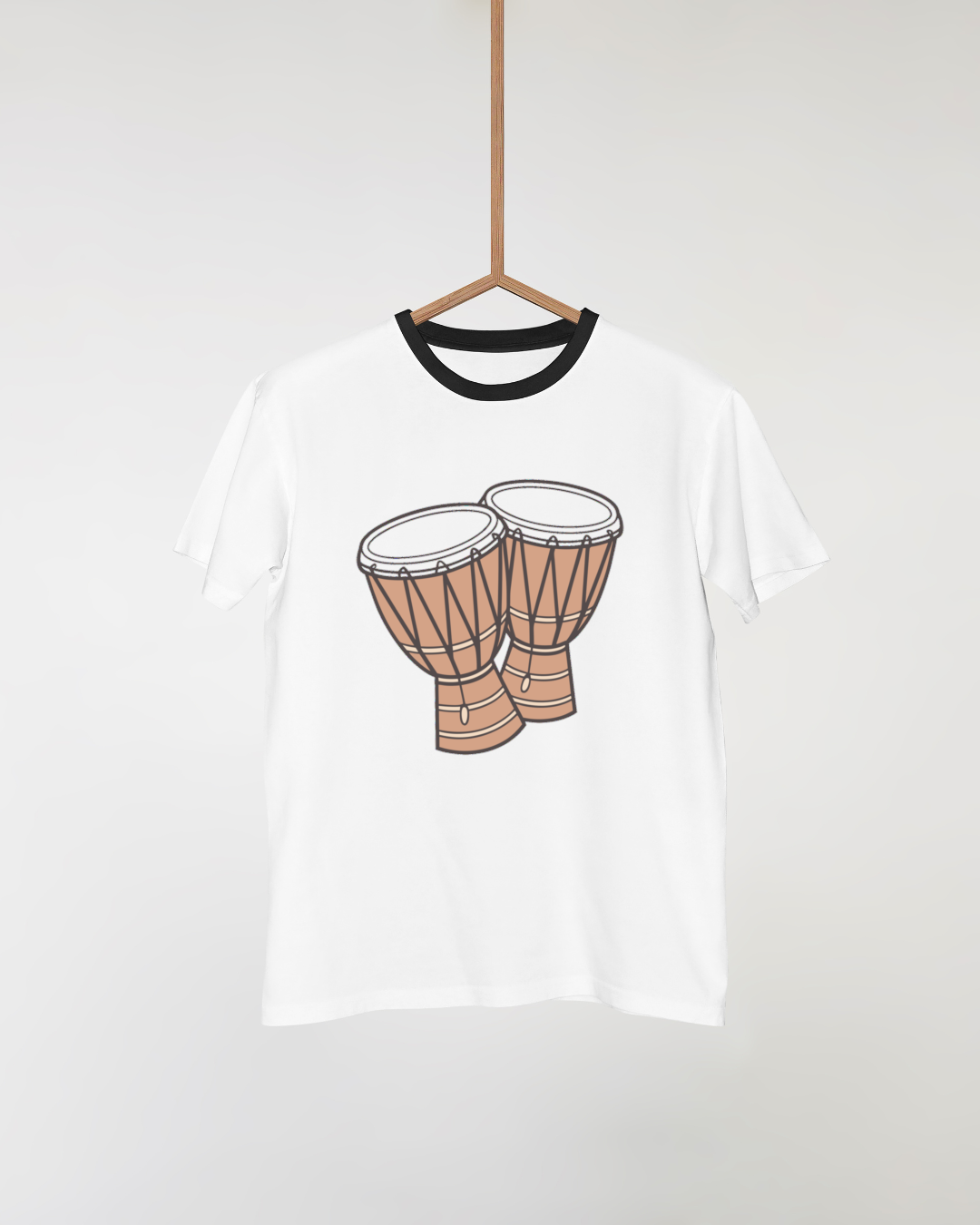 T-shirt avec design stylisé de tambours vibrant évoquant le thème musical