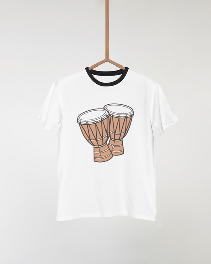 T-shirt avec design stylisé de tambours vibrant évoquant le thème musical