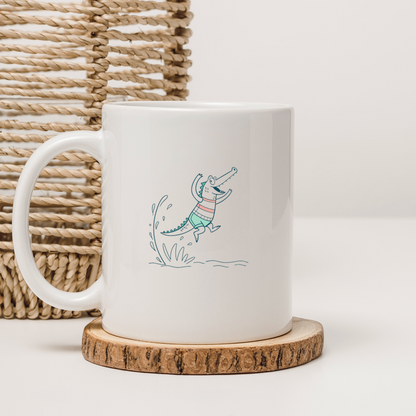 Mug avec crocodile sautant joyeusement dans une ambiance aquatique amusante