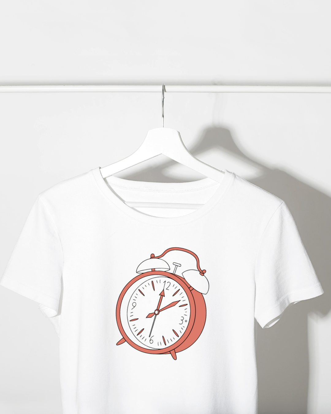 T-shirt avec icône digitale vintage pastel dans un décor papeterie créative