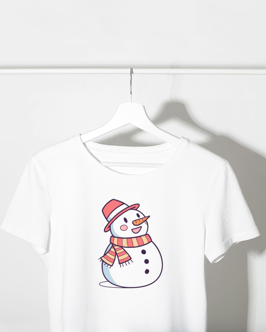 T-shirt décoré d'un bonhomme de neige joyeux dans un style pastel festif et hivernal