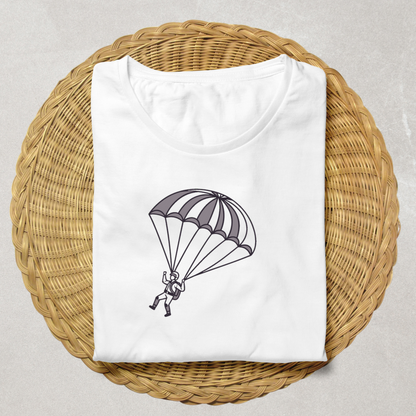 T-shirt avec design de parachutiste en descente apportant une touche d'aventure