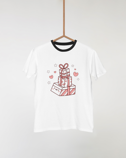 T-shirt avec dessin kawaii de cadeaux superposés.