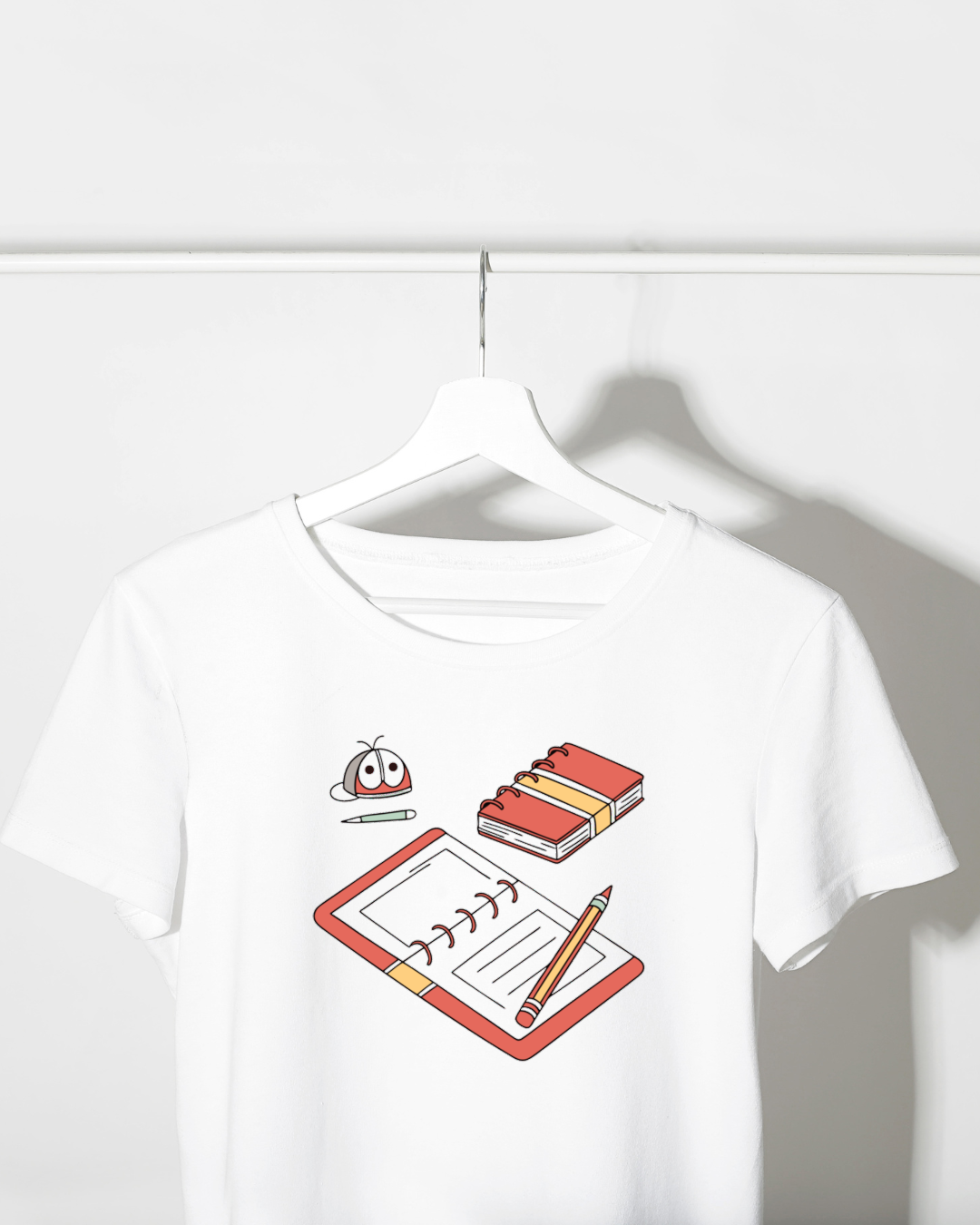 T-shirt éducatif avec motif pastel numérique journal et stylo pour un style curieux
