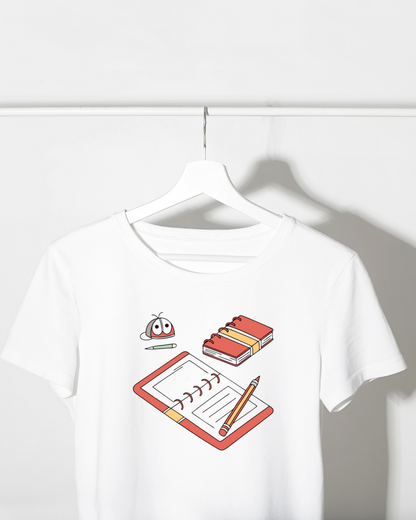 T-shirt éducatif avec motif pastel numérique journal et stylo pour un style curieux