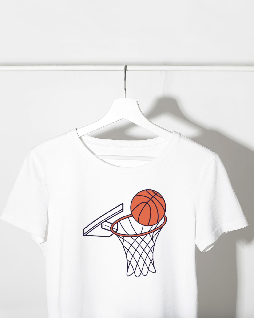 T-shirt avec motif coloré de panier de basket dynamique, esprit sport d'équipe