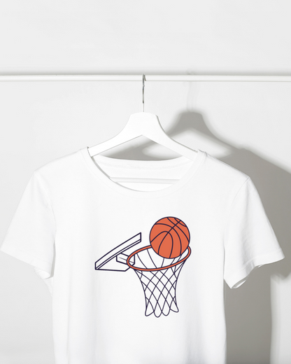 T-shirt avec motif coloré de panier de basket dynamique, esprit sport d'équipe