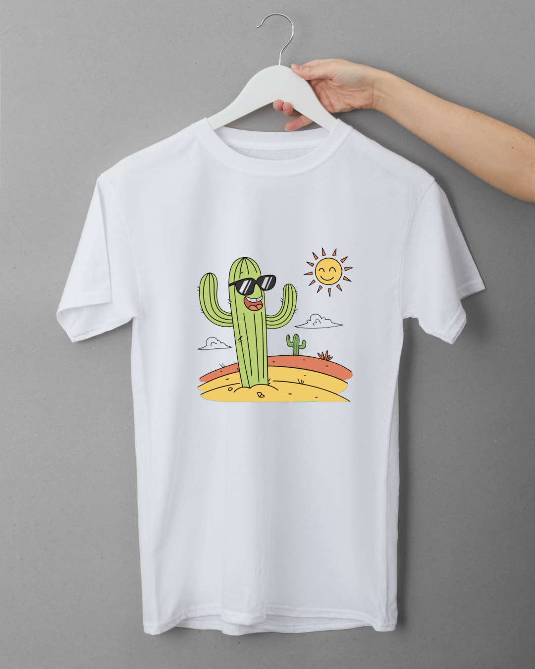 T-shirt décoré d'un cactus jovial avec lunettes, ambiance désert graphique