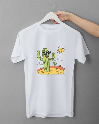 T-shirt décoré d'un cactus jovial avec lunettes, ambiance désert graphique