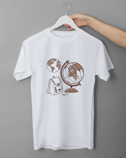 T-shirt avec dessin linéaire globe et cartable évoquant l'éducation inspirante