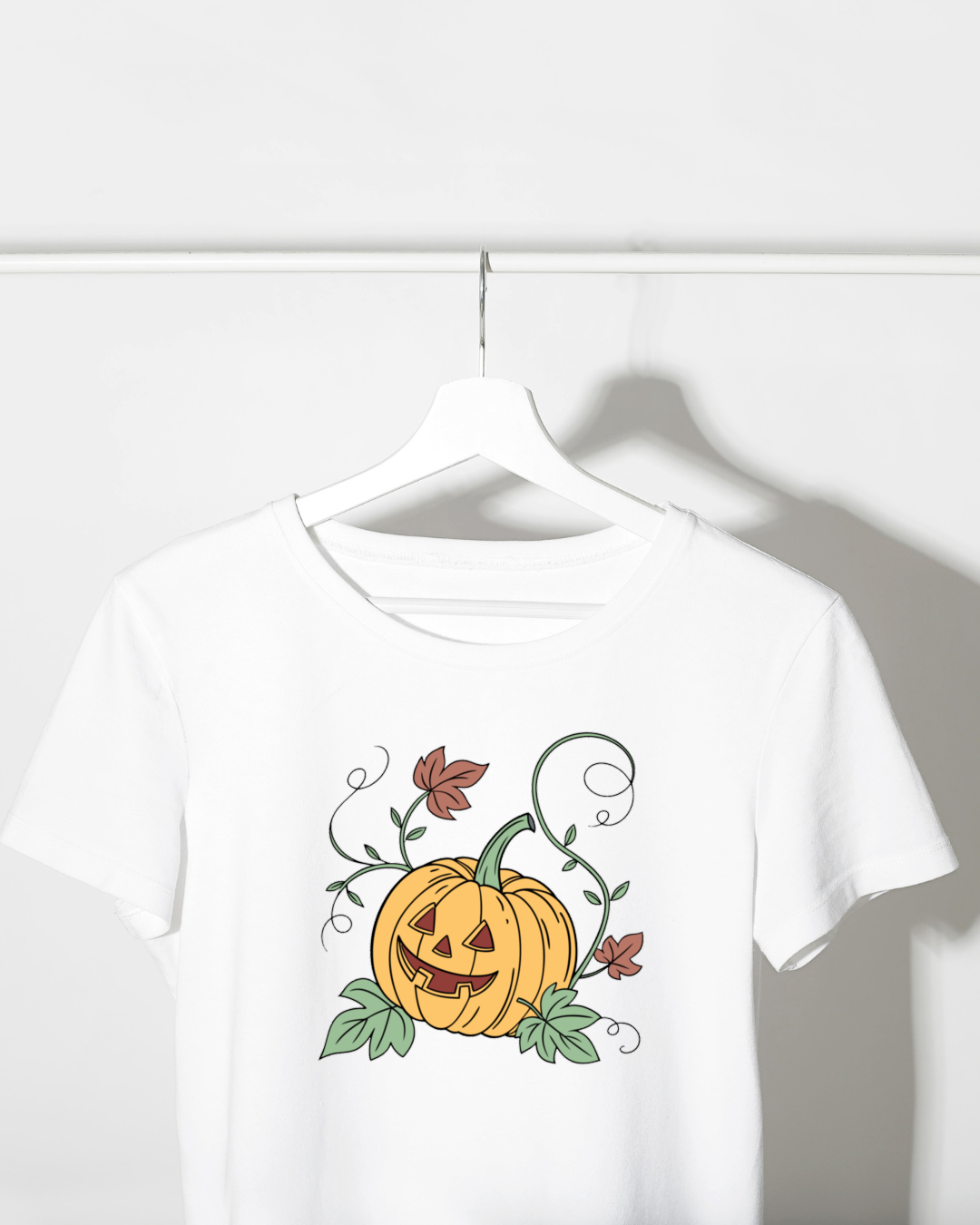 T-shirt au design Halloween montrant une citrouille souriante dans un style épouvantail