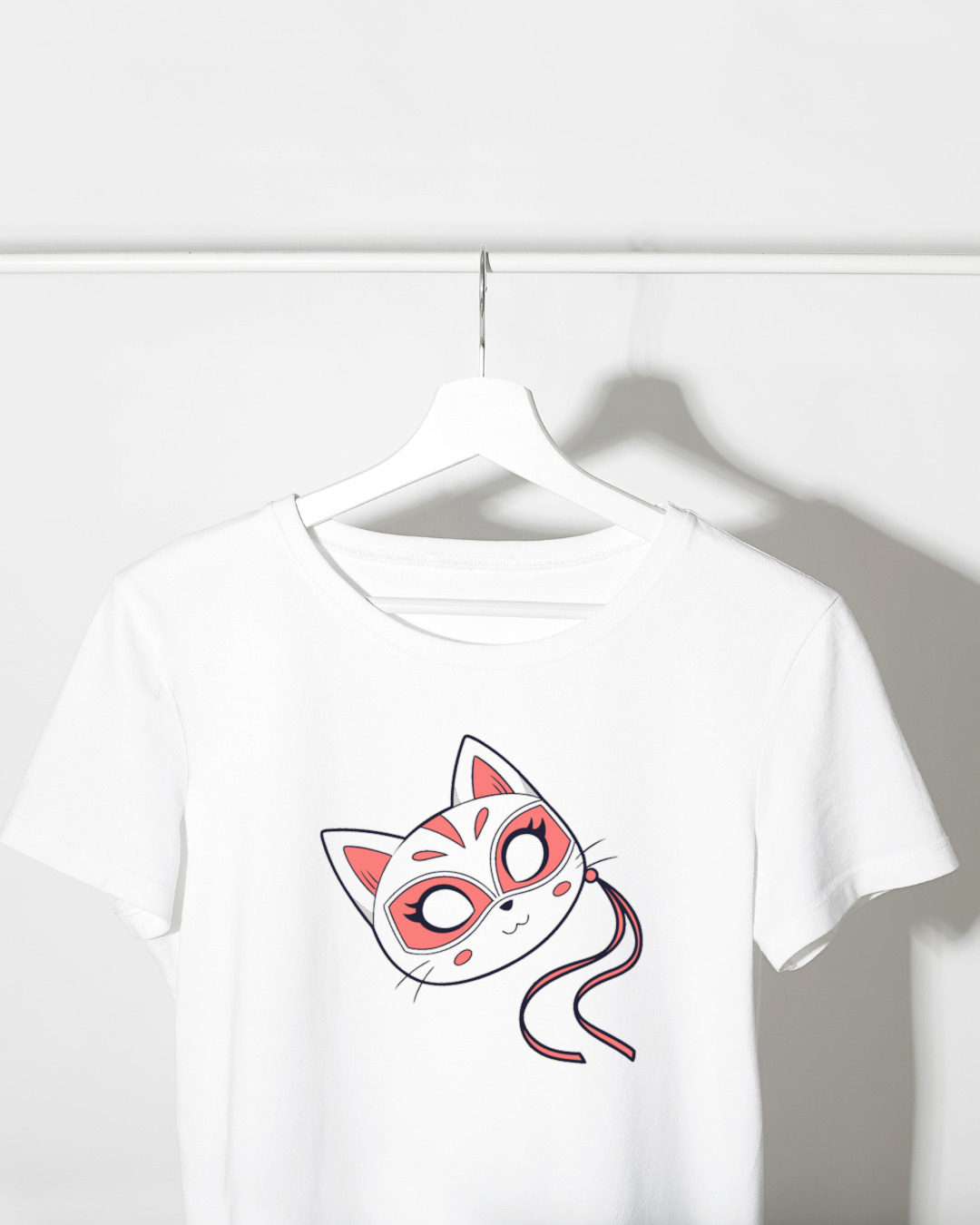 Design de chat en masque sur t-shirt, parfait pour les fêtes