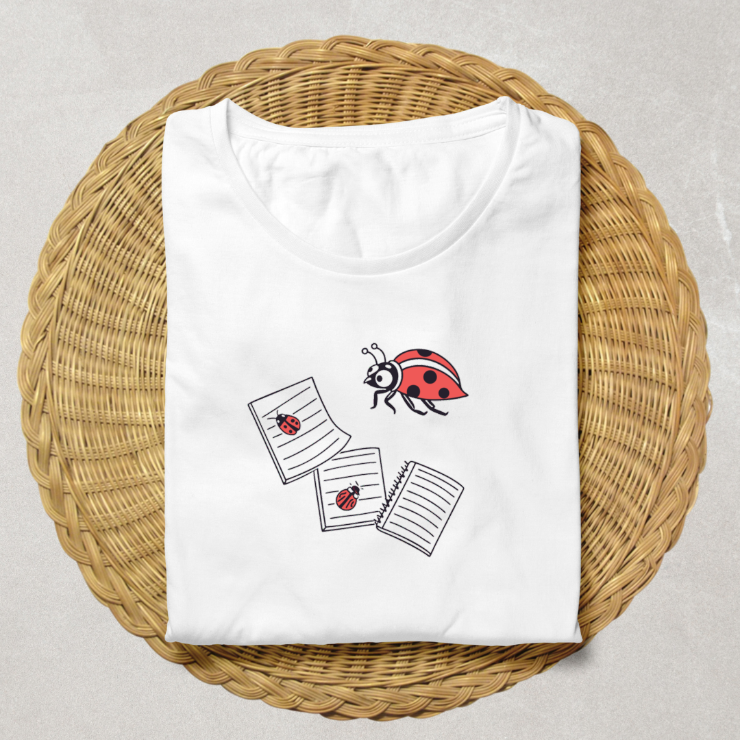 T-shirt chic avec coccinelle studieuse sur fond scolaire élégant et moderne