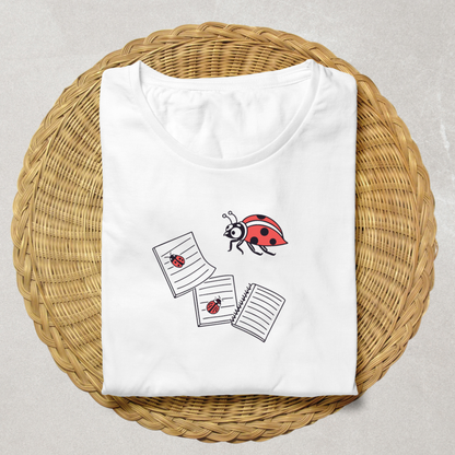 T-shirt chic avec coccinelle studieuse sur fond scolaire élégant et moderne