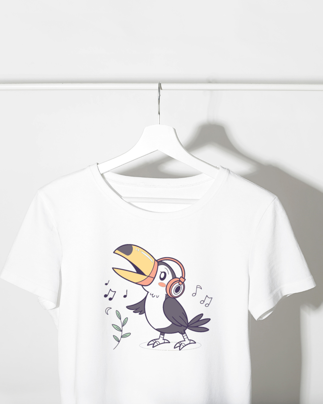 T-shirt exotique avec toucan stylisé appréciant la musique