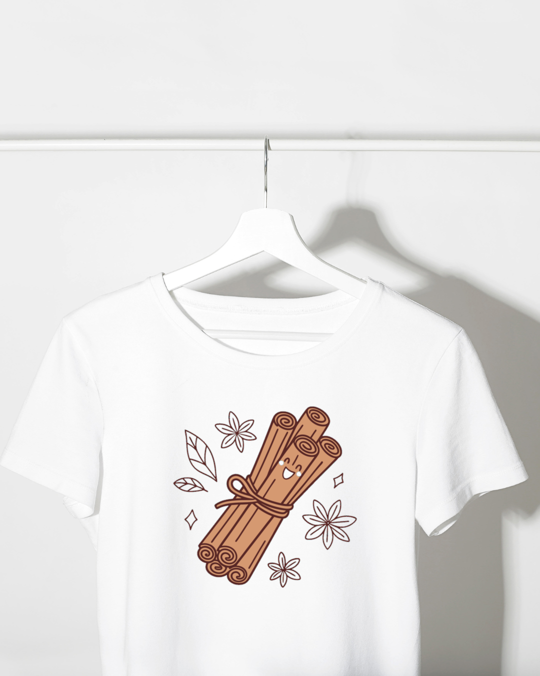 T-shirt avec icône bâton de cannelle joyeux style cartoon sur thème gourmandises