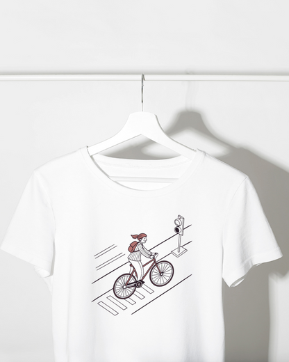 T-shirt affichant un cycliste souriant sur fond minimaliste, idéal pour les passionnés de vélo urbain