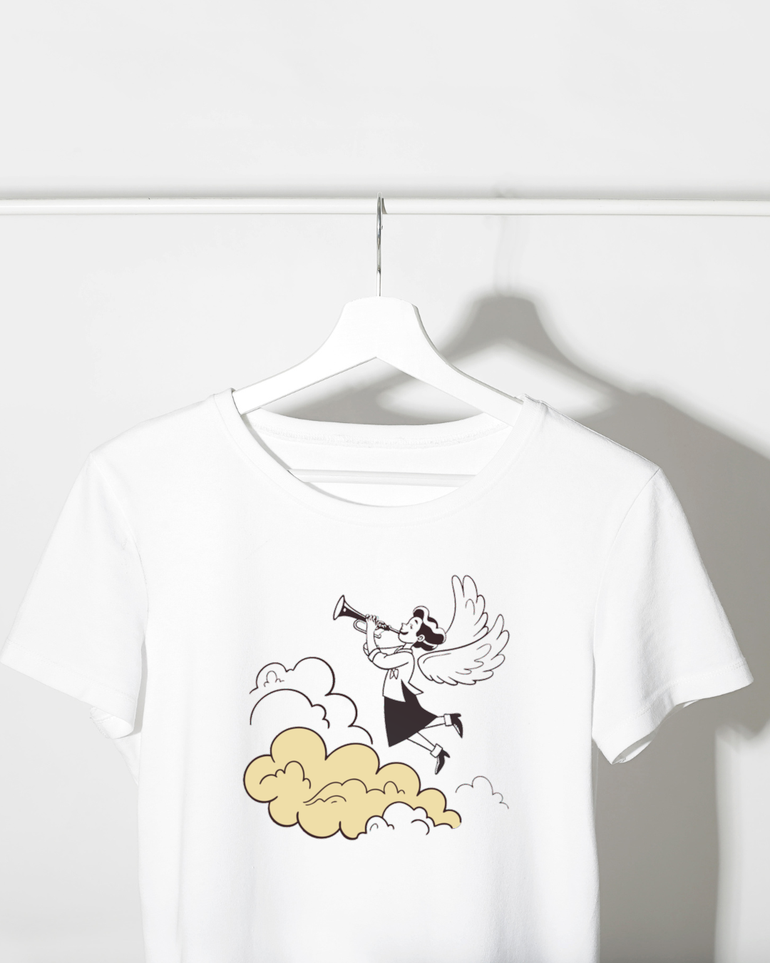 T-shirt avec ange minimaliste jouant de la trompette sur fond de nuages musicaux
