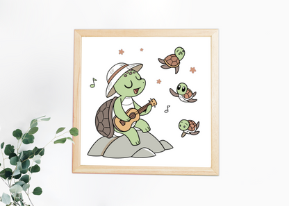Cadre avec une tortue joyeuse jouant de la musique au bord de l'eau