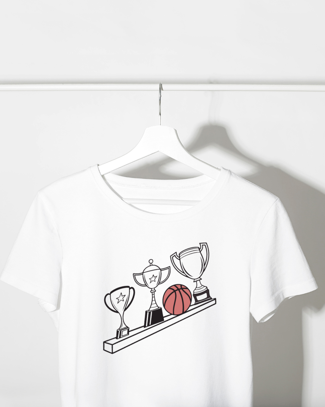 T-shirt au style vectoriel avec trophées sportifs et ballon de basket iconique