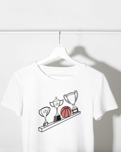 T-shirt au style vectoriel avec trophées sportifs et ballon de basket iconique