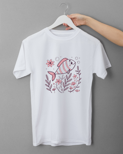 T-shirt avec motif poisson curieux pastel, idéal pour un style marin décontracté