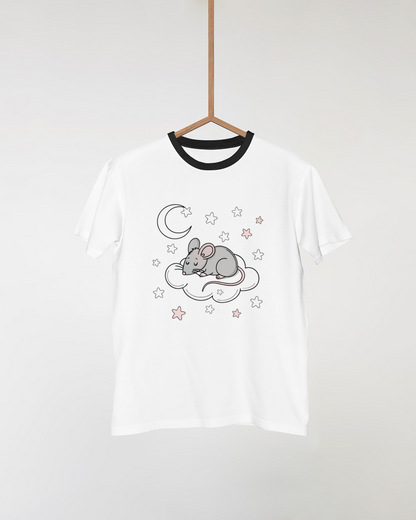 Un t-shirt avec une souris rêveuse sur un nuage dans un univers nocturne apaisant