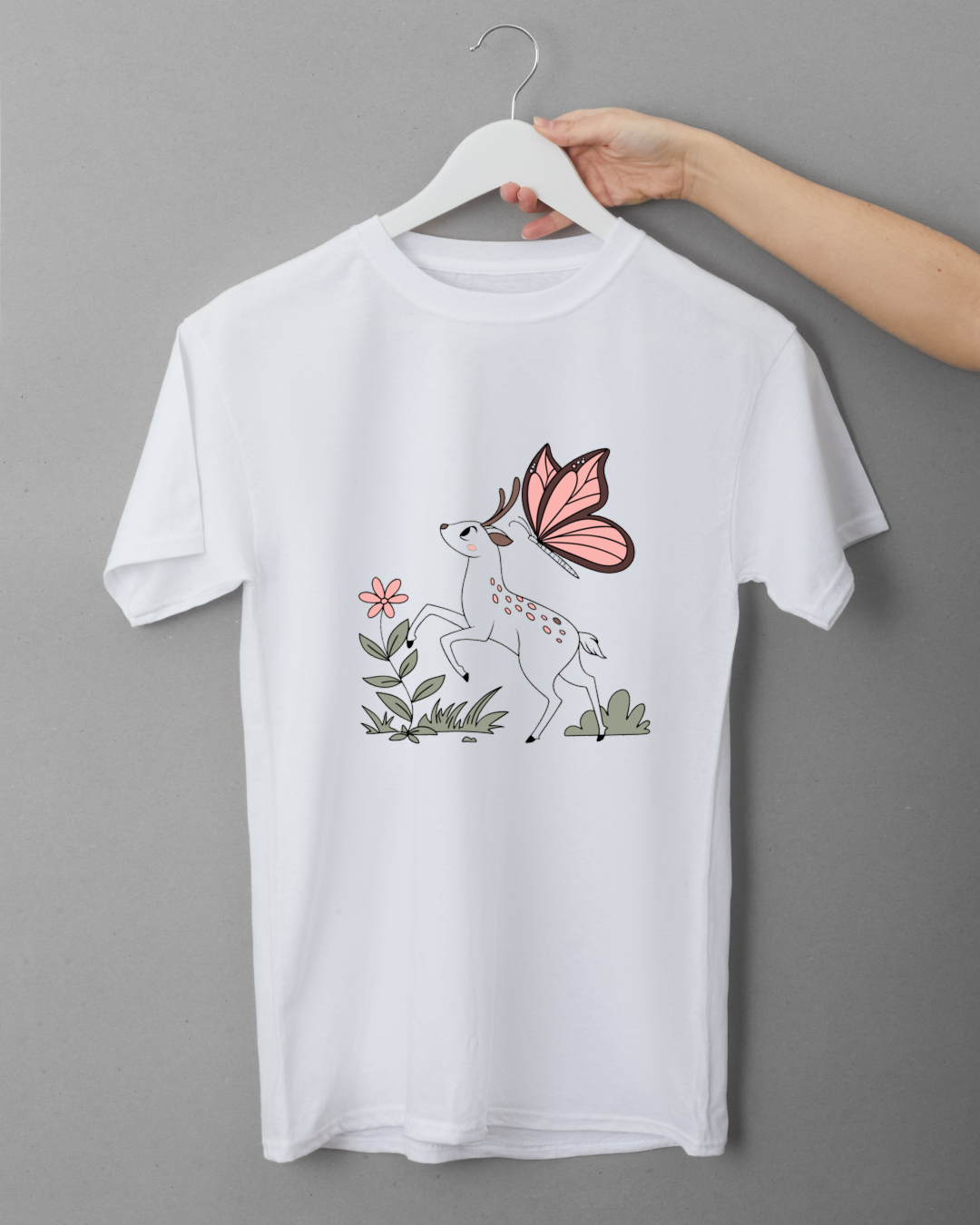 T-shirt pastel avec faon et papillon pour une touche naturelle élégante