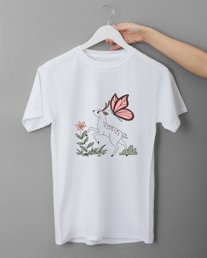 T-shirt pastel avec faon et papillon pour une touche naturelle élégante