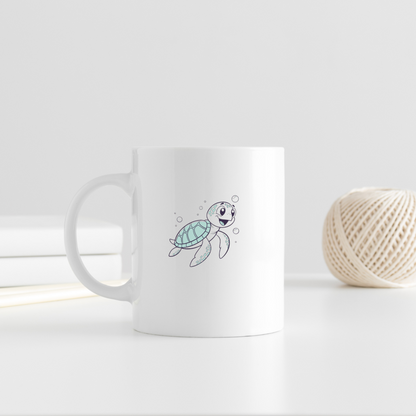 Mug pastel avec tortue joyeuse dans thème marin, style vectoriel élégant