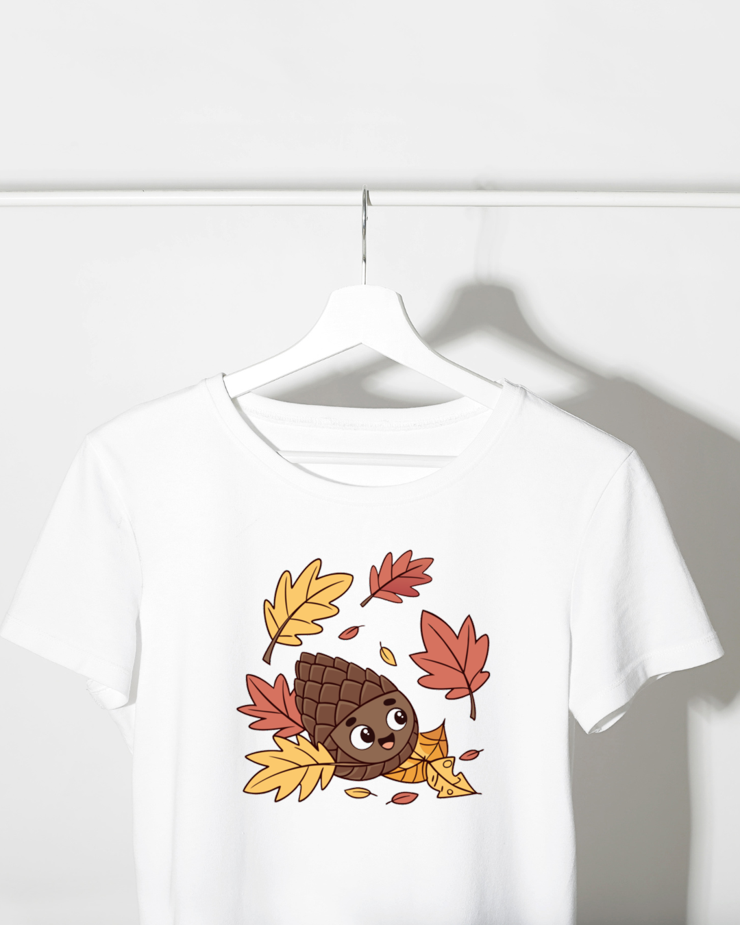 T-shirt avec design vectoriel d'une joyeuse pomme de pin sur fond automnal enchanteur