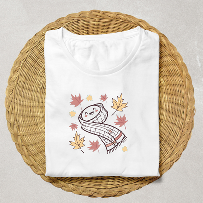 T-shirt automnal décoré d'une écharpe joyeuse sous des feuilles colorées