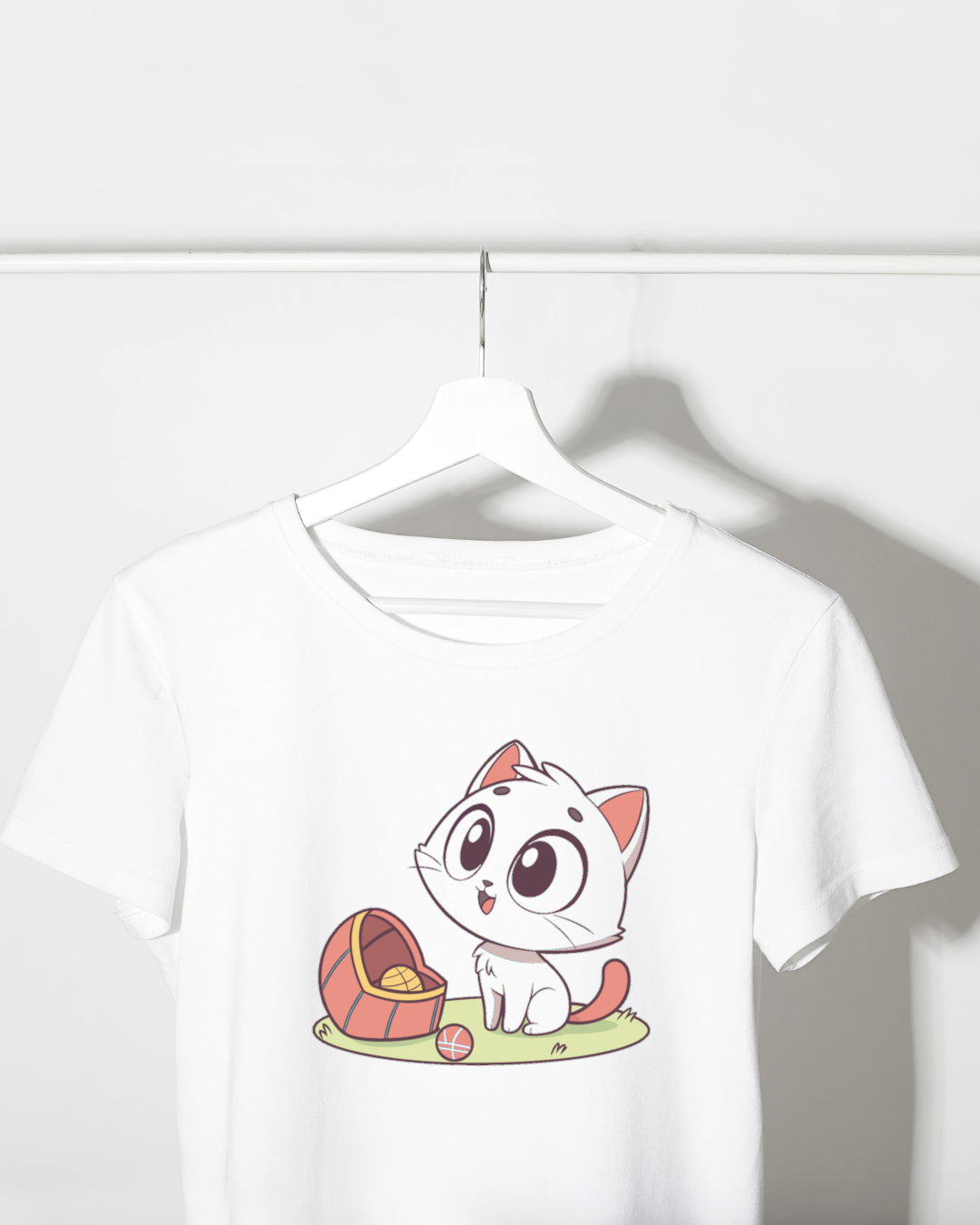 T-shirt avec chat pastel jouant à la balle compagnon adorable et style décontracté