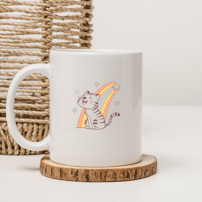 Mug orné d'un tigre joyeux et arc-en-ciel dans un style enfantin et coloré