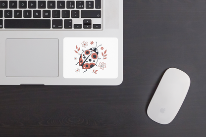 Sticker avec coccinelle joyeuse sur fond vibrant évoquant une nature en fête