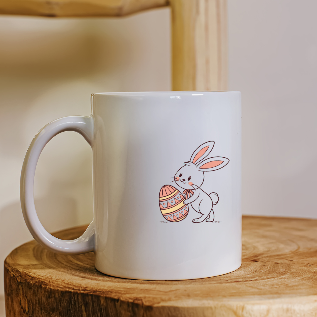 Mug décoré d'un lapin souriant portant un œuf de Pâques dans des tons pastel