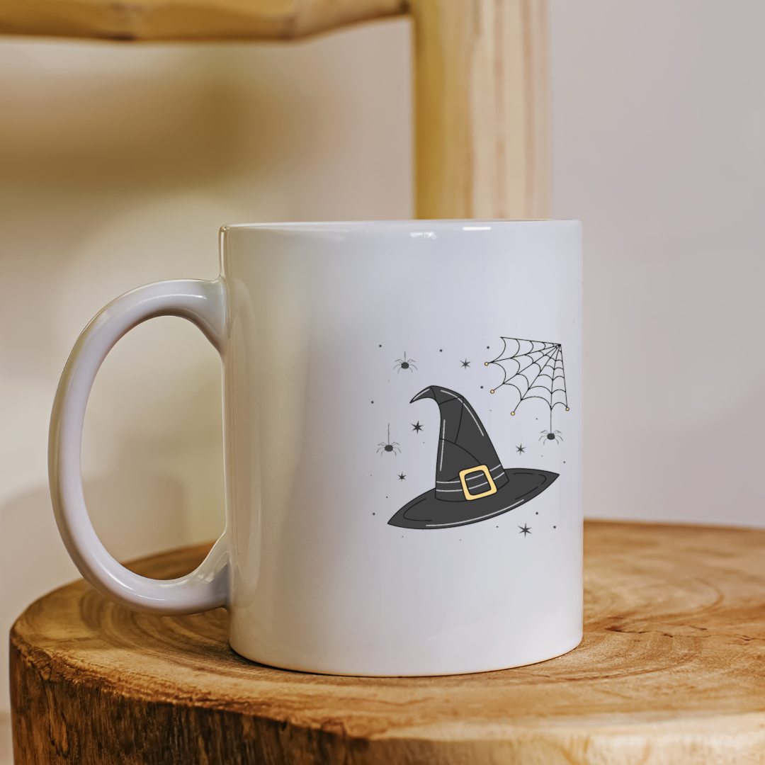 Mug festif orné d'un chapeau de sorcière et toile pour une ambiance Halloween
