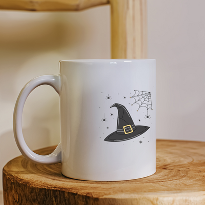 Mug festif orné d'un chapeau de sorcière et toile pour une ambiance Halloween