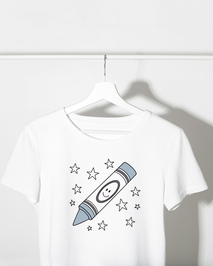 Design d'un t-shirt artistique avec un crayon joyeux dans un univers étoilé coloré