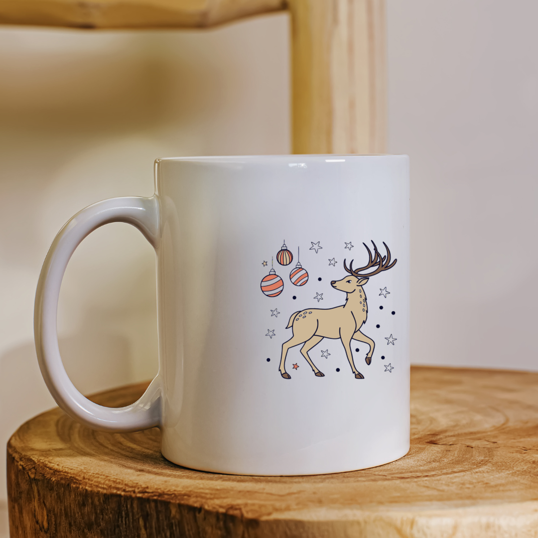 Mug illustré d'un renne gracieux, style doodle, ambiance festive et joviale