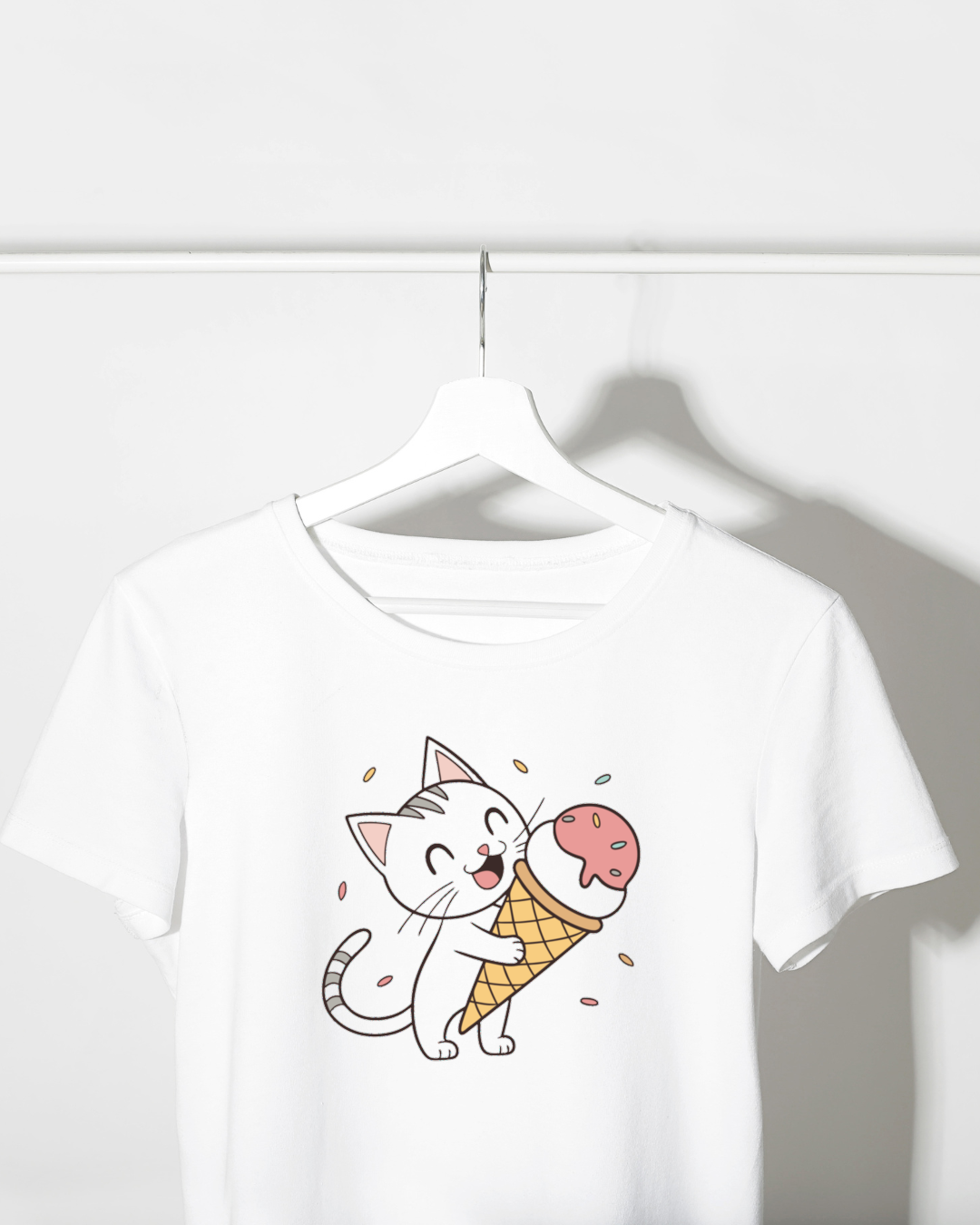 T-shirt vif montrant un chat kawaii savourant une glace avec charme gourmand