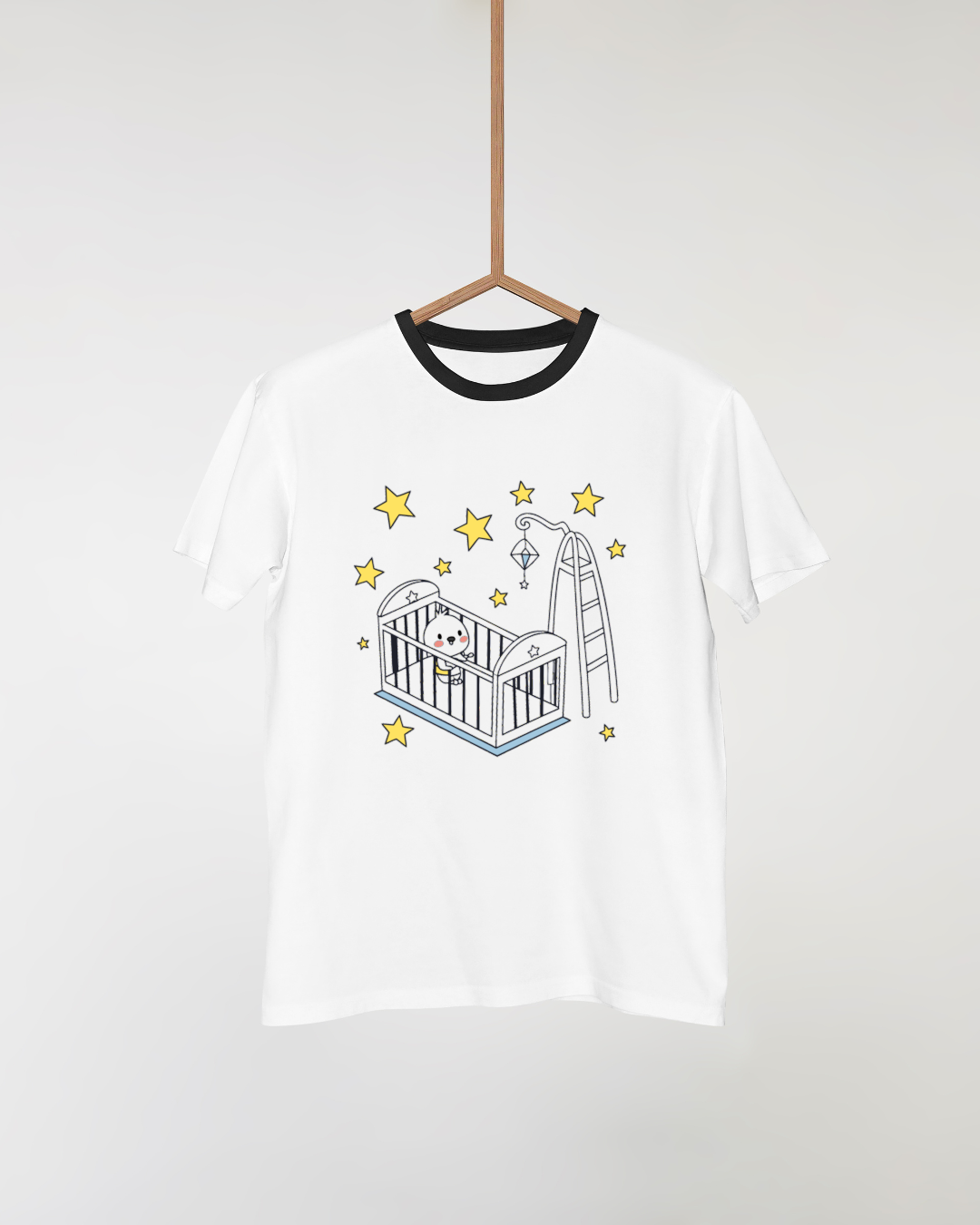 Design kawaii de berceau sur t-shirt, idéal pour mode enfant.