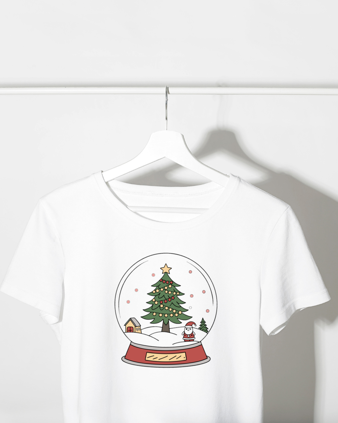 T-shirt avec motif festif d'une boule de Noël en style hivernal et joyeux
